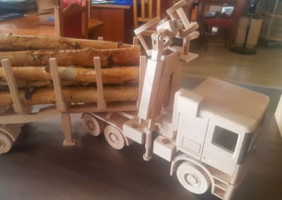 Dřevěný model auta